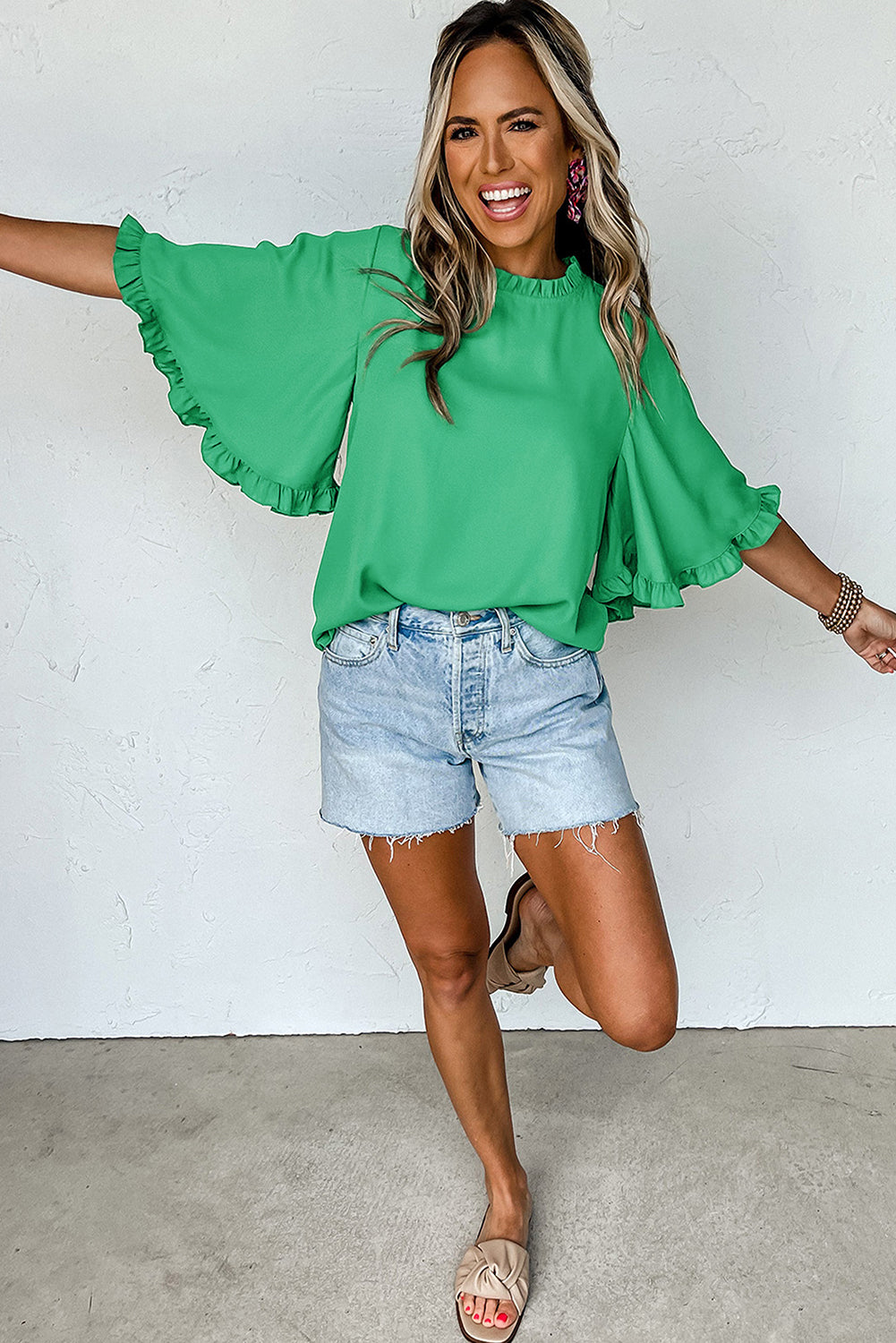 Blusa verde con cuello redondo y mangas cortas anchas con volantes