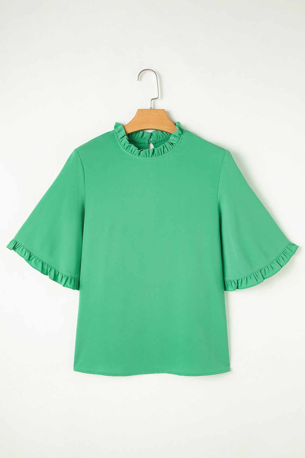 Blusa verde con cuello redondo y mangas cortas anchas con volantes