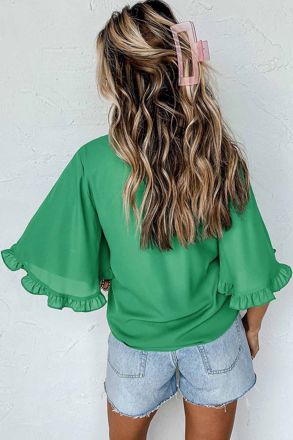 Blusa verde con cuello redondo y mangas cortas anchas con volantes