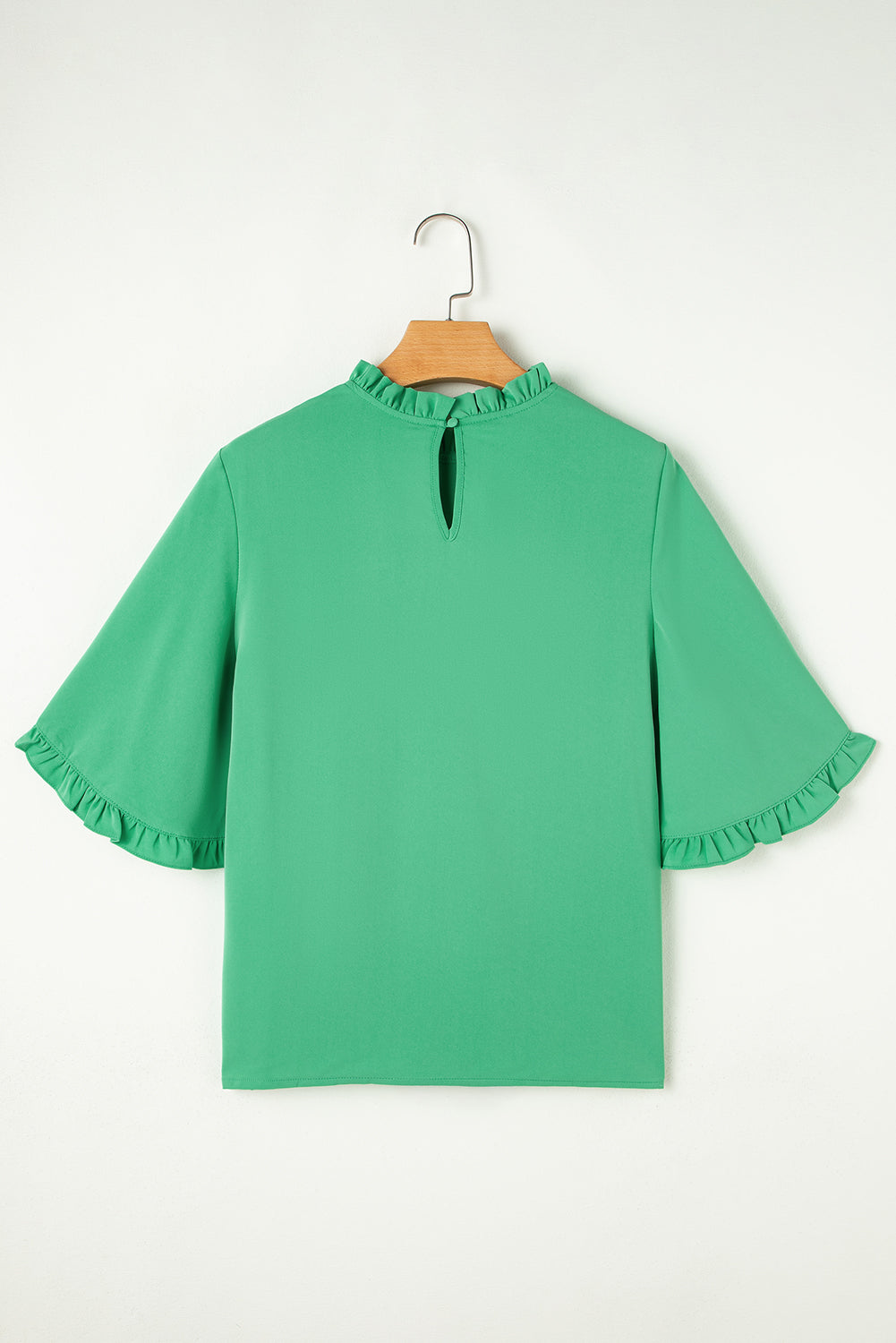 Blusa verde con cuello redondo y mangas cortas anchas con volantes